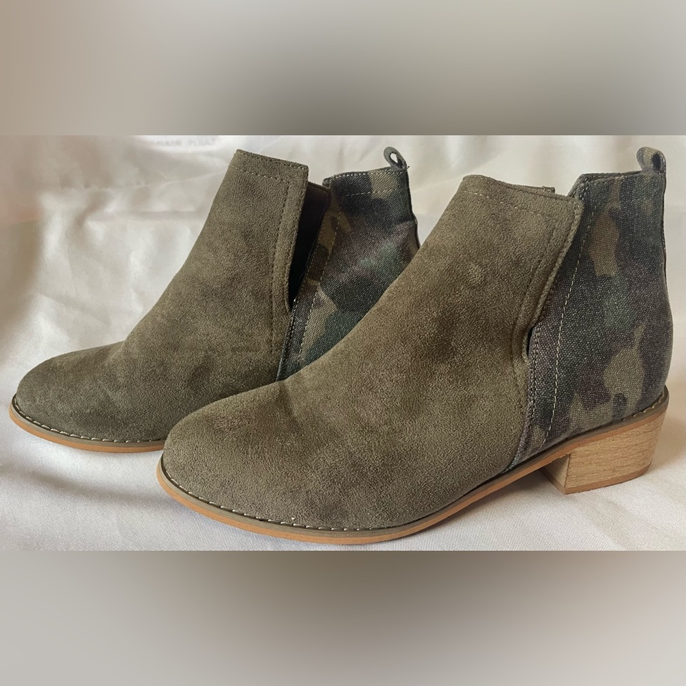 EUC Boutique Corky’s Camouflage Ankle Boots - Picture 4 of 8